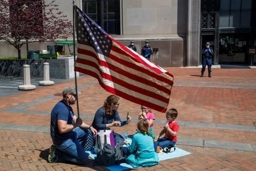 توییت‌های تحریک‌آمیز ترامپ: به خیابان بریزید و قرنطینه را بشکنید