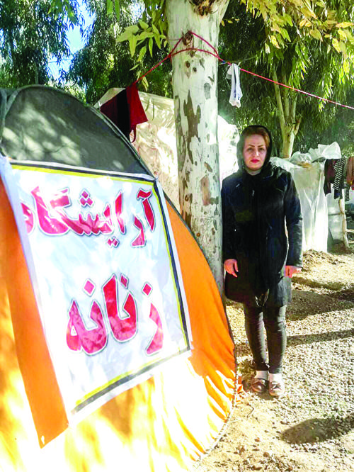 آرایشگر بازماندهای که در میان چادرهای زلزلهزدگان آرایشگاه زنانه برپا کرد: پیرایش غم، آرایش زندگی