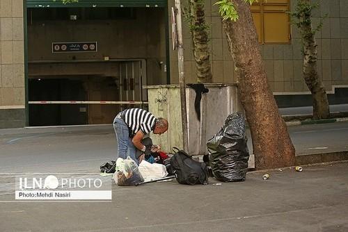 جست‌و‌جوی “نان” در بین زباله‌های کرونایی (عکس)