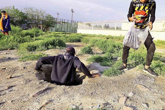 زندگی مورچه‌ای بی‌خانمان‌های تهران در تونل‌های زیرزمینی (+عکس)