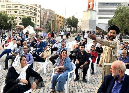 مردم در چهارراه ولیعصر، این شکلی به تماشای تئاتر نشستند/ عکس