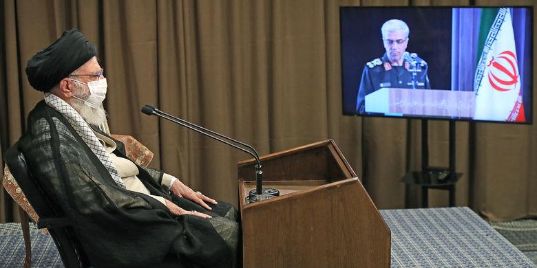 رهبر معظم انقلاب :پذیرش قطعنامه که امام به جام زهر تعبیر کردند از عقلانی‌ترین کارها بود