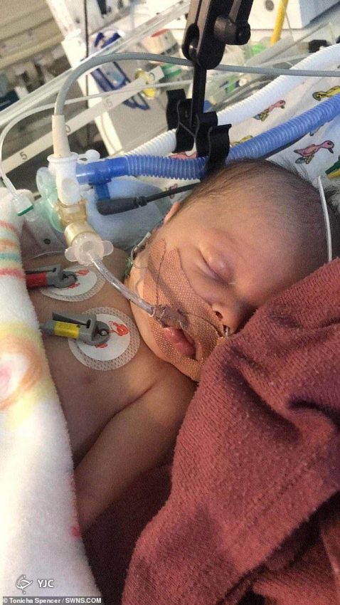 نجات معجزه‌آسای نوزاد ۱۷ روزه که با قطره‌ای شیر دچار سه ایست قلبی شد|خبر فوری