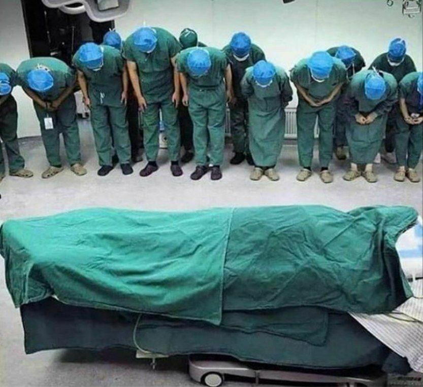 تصویری از وداع کادر درمانی بیمارستان با پیکر استاد شجریان|خبر فوری