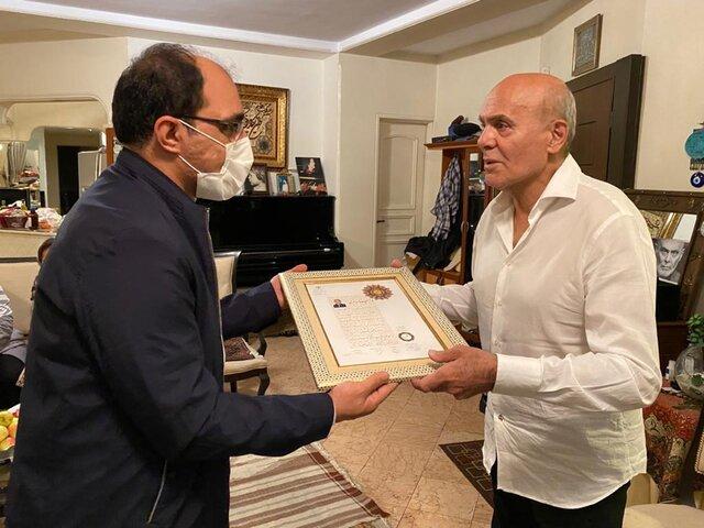 جمشید هاشم پور نشان درجه یک گرفت