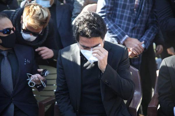 دستان یکایک شما را می‌بوسم