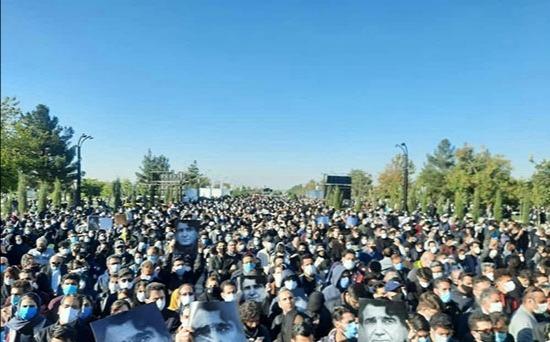 لحظات وداع با صدای ایران / پیکر پاک خسرو آواز ایران در آرامگاه ابدی آرام گرفت