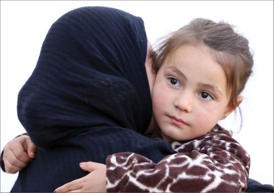 اشک و لبخند در نقطه صفر مرزی/ پلیس مرزبانی دختر ربوده شده را به کشور بازگرداند