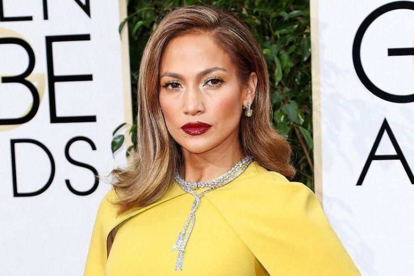 رنگ سال ۲۰۲۱ بر تن جنیفر لوپز/ عکس