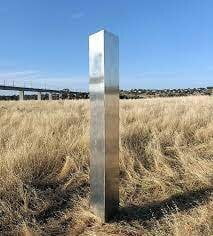 ستون‌های فلزی اسرارآمیز؛ یک شوخی هنری با چاشنی فرازمینی!|خبر فوری