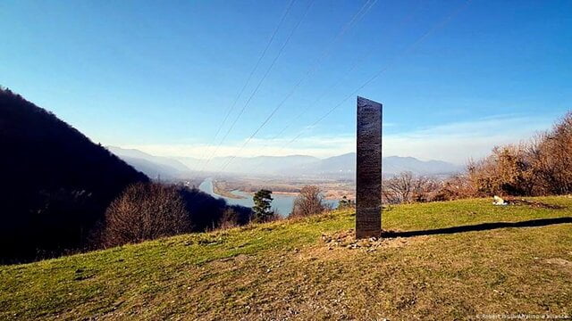 ستون‌های فلزی اسرارآمیز؛ یک شوخی هنری با چاشنی فرازمینی!|خبر فوری
