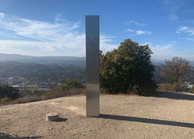 ستون‌های فلزی اسرارآمیز؛ یک شوخی هنری با چاشنی فرازمینی!|خبر فوری