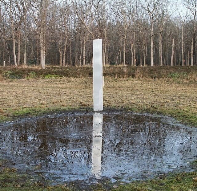 ستون‌های فلزی اسرارآمیز؛ یک شوخی هنری با چاشنی فرازمینی!|خبر فوری