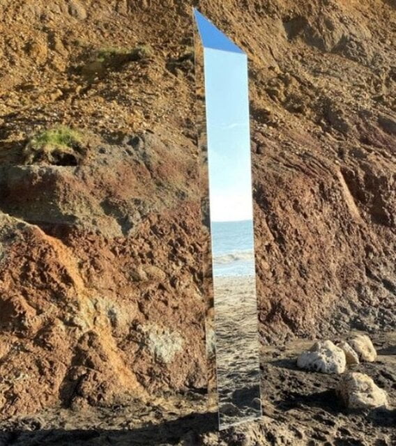 ستون‌های فلزی اسرارآمیز؛ یک شوخی هنری با چاشنی فرازمینی!|خبر فوری