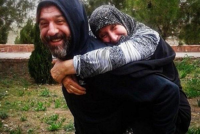 «مادرش… مادرش… آخه امروز روز مادره»