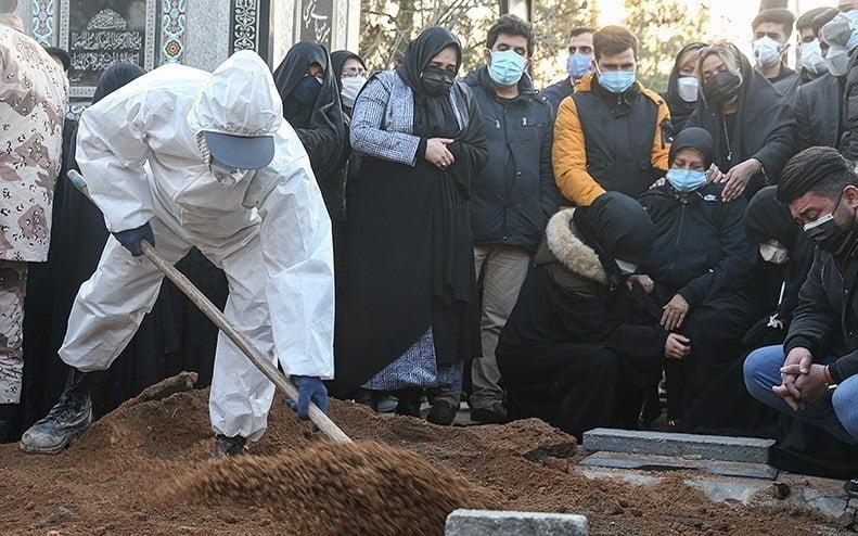 نگاهی به رفتار سلبریتی‌‌ها در بیماری و فوت علی انصاریان/ از کاسبی با مرگ تا کمک به شیوع کرونا