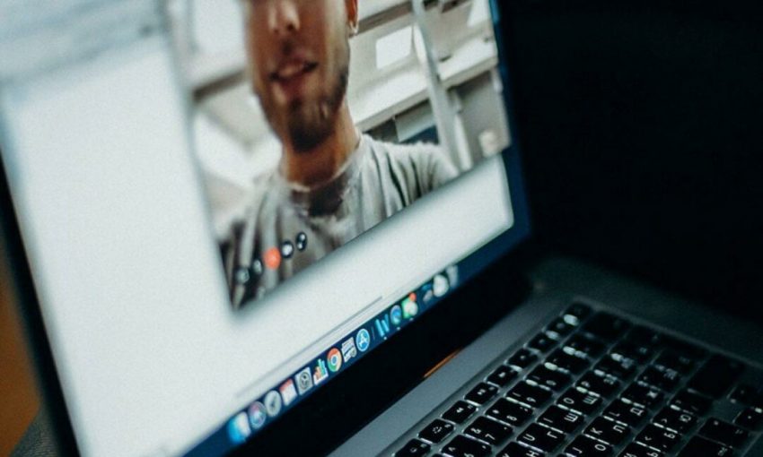 آیا باید بر روی وب کم لپ تاپ خود چسب بزنید؟