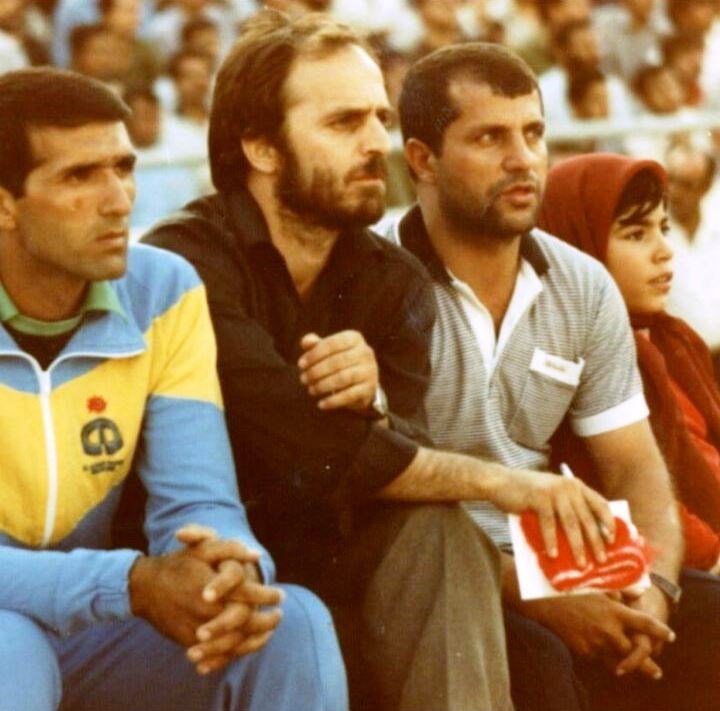 علی پروین و دخترش روی‌نیمکت پرسپولیس / عکس