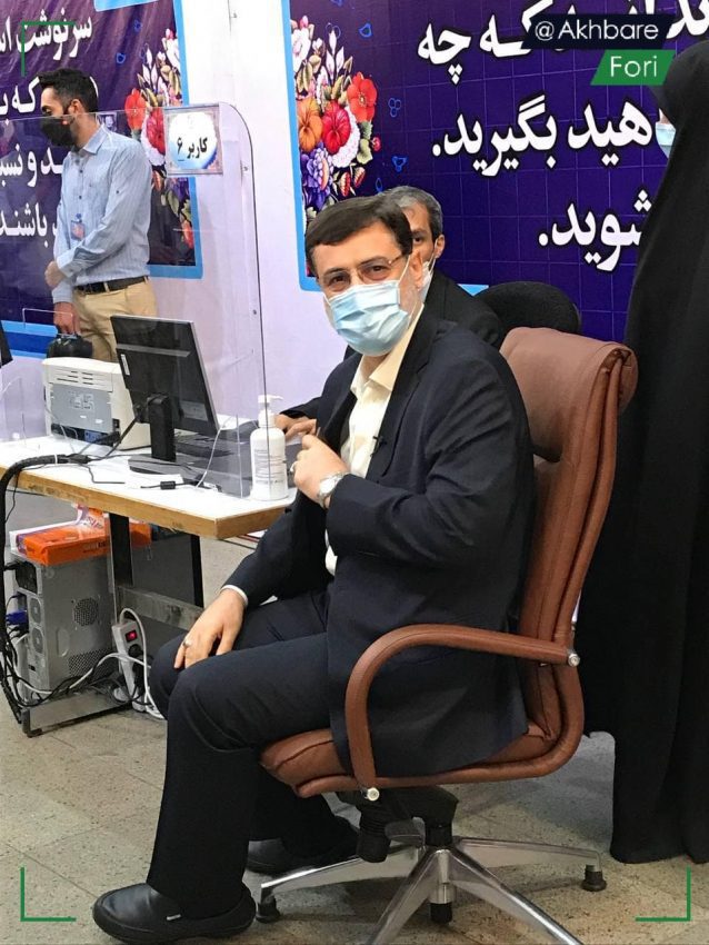 قاضی‌زاده هاشمی با دختر ۲۰ ساله اش به وزارت کشور رفت و ثبت نام کرد/ عکس و ویدئو