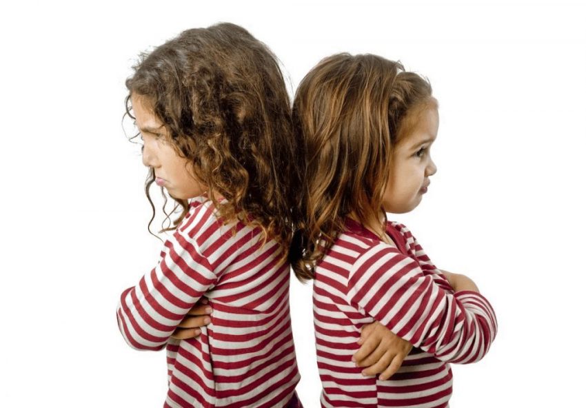 راهکارهای کاهش حسادت کودکان/ علائم حسادت را در بچه‌ ها بشناسید