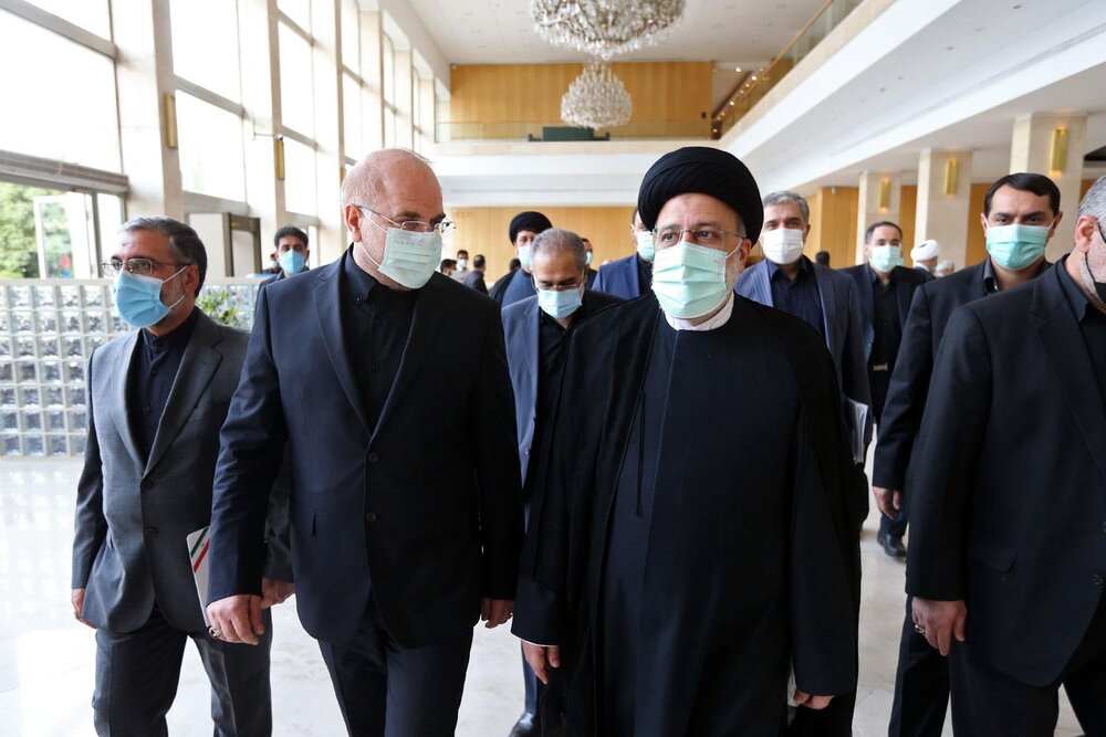 رفتار عجیب قالیباف در استقبال از رئیسی/ پیام سیاسی یک عکس