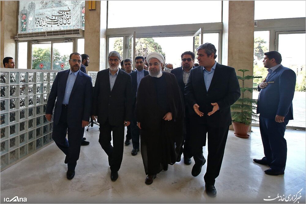 رفتار عجیب قالیباف در استقبال از رئیسی/ پیام سیاسی یک عکس