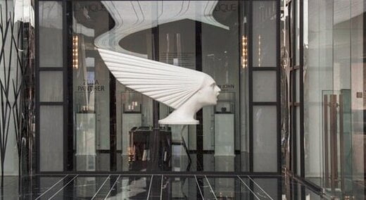 مرکز خریدی در خیابان فرشته که قیمت اجناس آن به یورو است