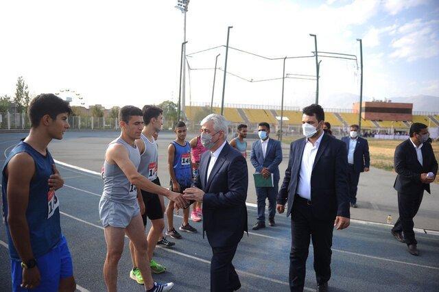 خاطره جالب وزیر ورزش از مسابقه دادن با کفش‌ های پاره!