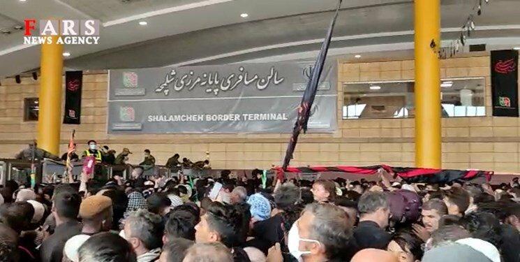 پلیس مجبور به استفاده از آبپاش برای دور کردن زائران اربعین در پایانه مرزی شلمچه شد