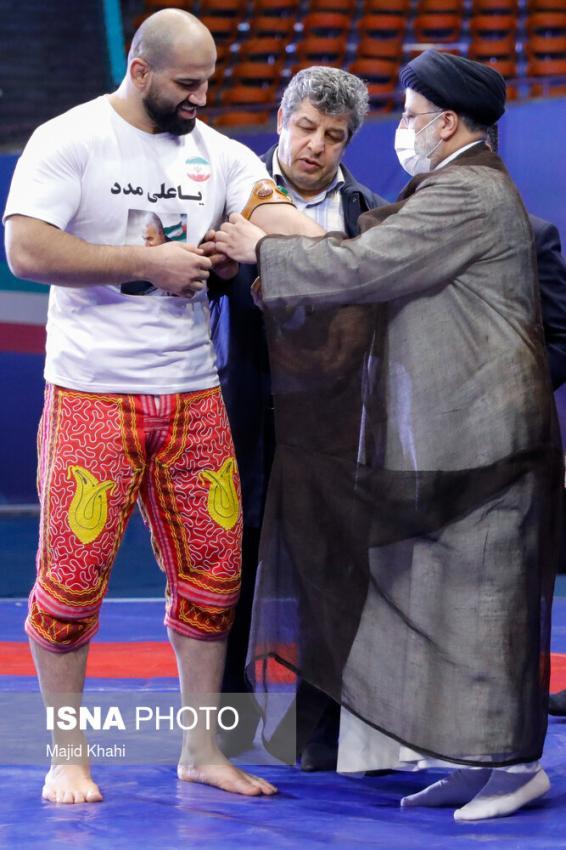 بستن بازوبند پهلوانی توسط رییس جمهور