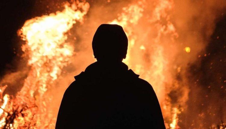 بین این همه مسئول، یک نفر نبود مشکل فرزند شهیدی که خودسوزی کرد را حل کند؟/ عکس