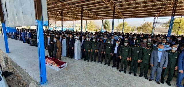 بین این همه مسئول، یک نفر نبود مشکل فرزند شهیدی که خودسوزی کرد را حل کند؟/ عکس