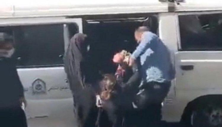 توضیح پلیس درباره استفاده از میله زنده‌گیری حیوانات در بازداشت یک خانم/ ویدئو