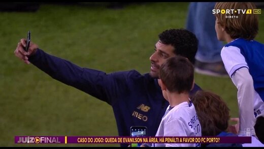 اشک هوادار دختر پورتو به خاطر طارمی/ عکس اشک هوادار دختر پورتو به خاطر طارمی/ عکس