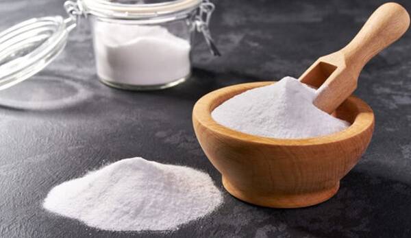 کاربردهای جالب جوش شیرین؛ از رفع بوی بد تا سفید کردن دندان‌ها