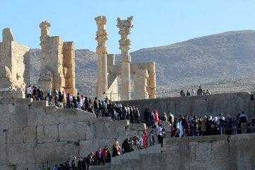 بنر نصب شده درباره حجاب در ورودی تخت جمشید/ عکس