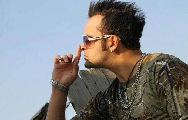 محمد مهدی معارفی، خواننده مشهور به متین دو حنجره محمد مهدی معارفی، خواننده مشهور به متین دو حنجره