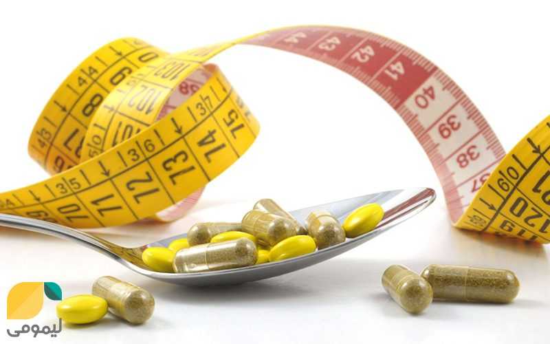 چند عدد قرص کپسول در کف دست متر و یک قاشق که با کپسول پر شده