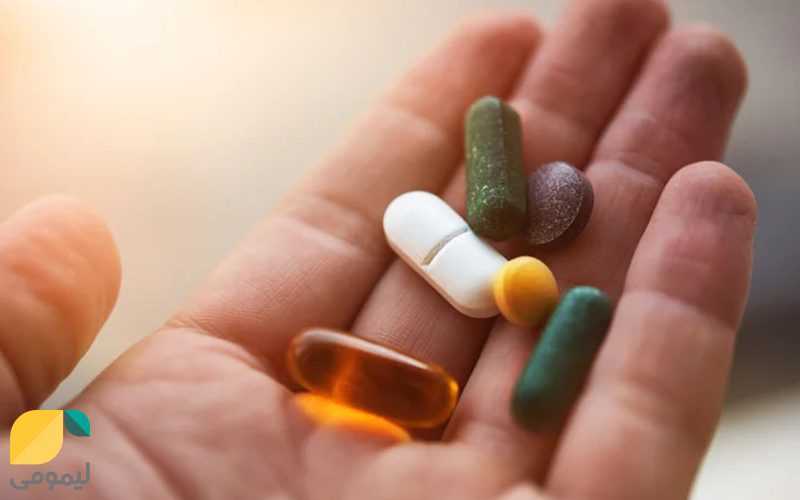 تمشک و قرص در کف دو دست