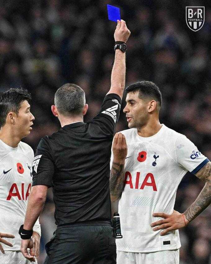 قانون جدید فوتبال؛ کارت آبی چیست و چه کاربردهایی دارد؟