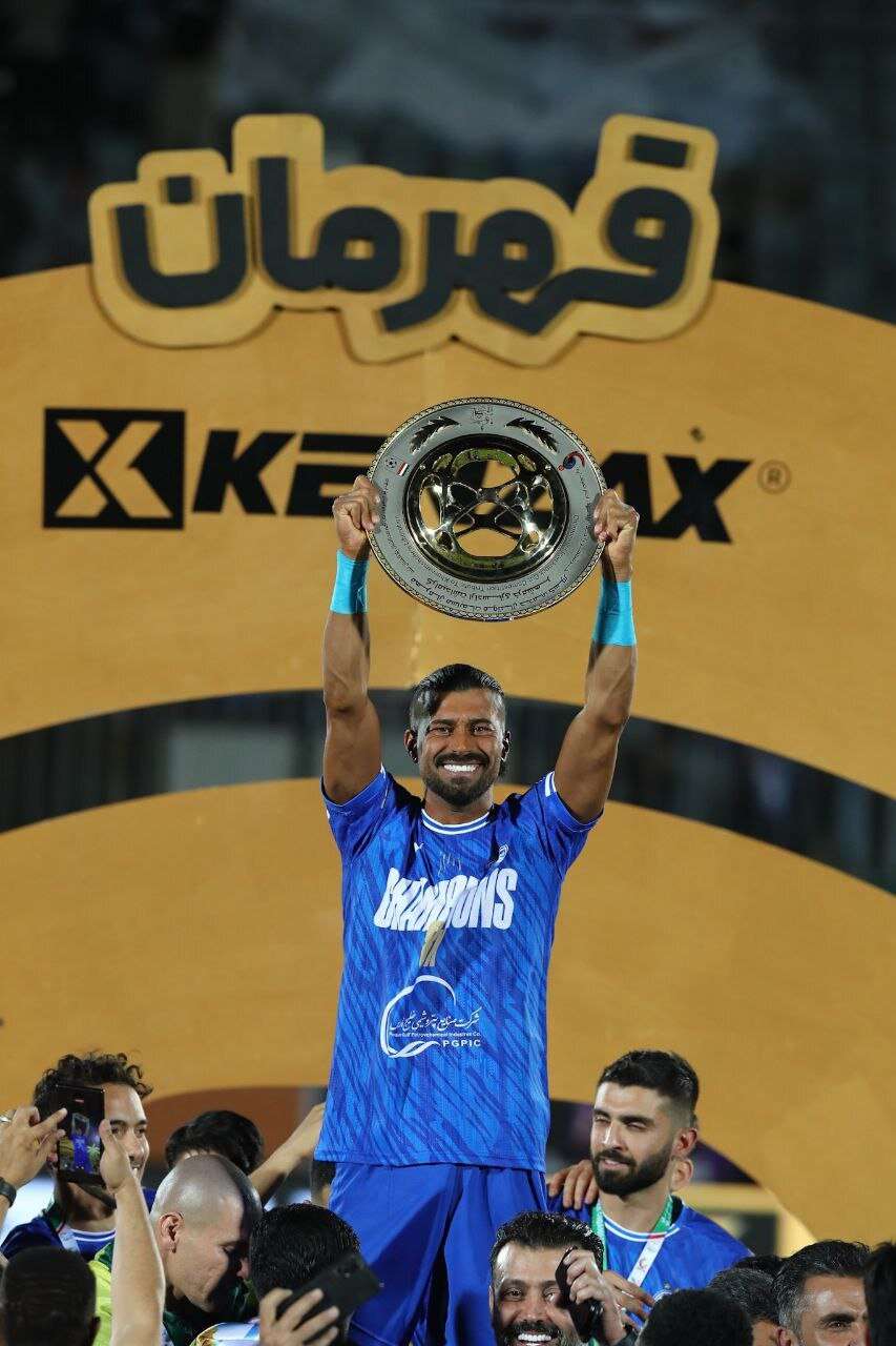 عکس| ژست ویژه رامین رضاییان با جام قهرمانی