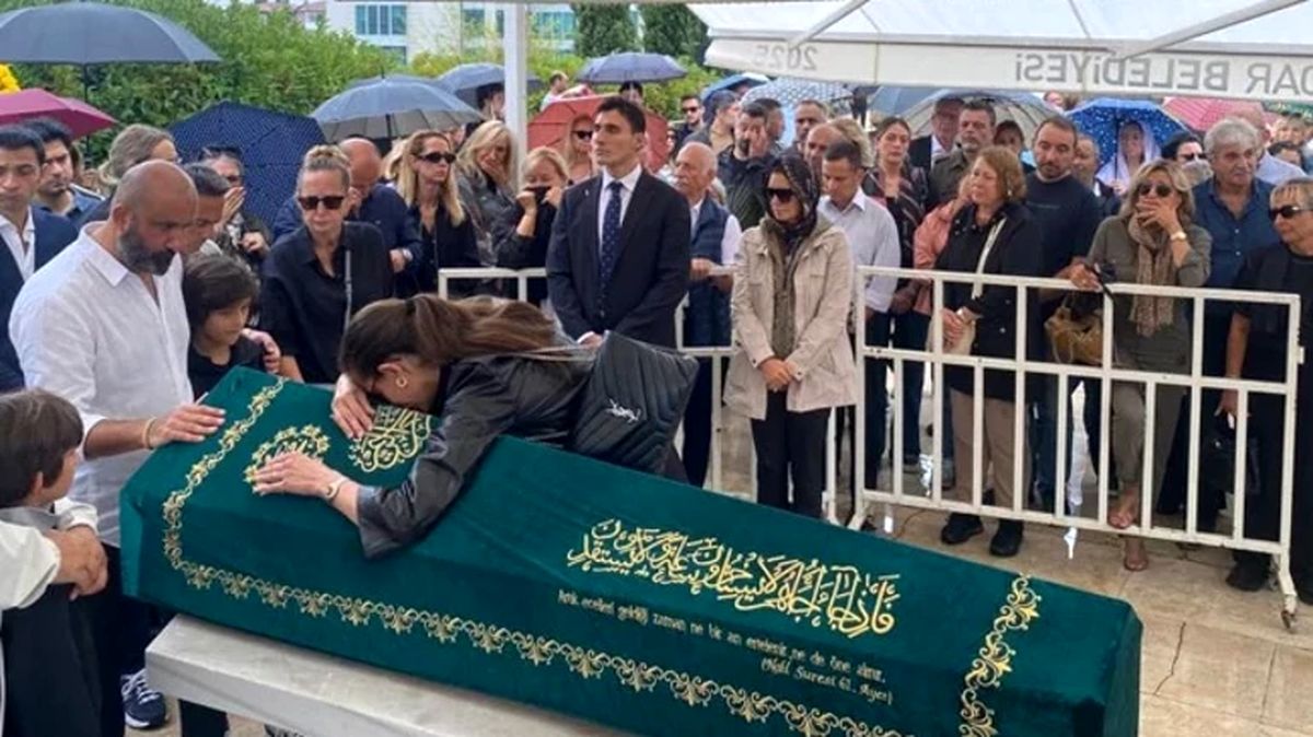 وداعی تلخ با حالیت یوکای: اشک‌های کیوانچ تاتلیتوغ در مراسم تشییع پیکر کارآفرین سرشناس