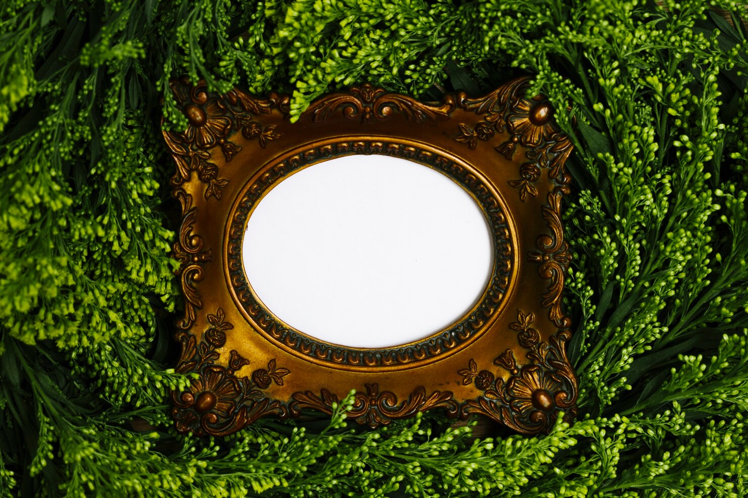 راز زیبایی دکوراسیون داخلی با تابلوهای کلاسیک و قاب آینه های هنری