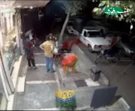 تصاویر شوکه‌کننده از حمله اوباش قداره‌کش در تهران به یک پیرزن!