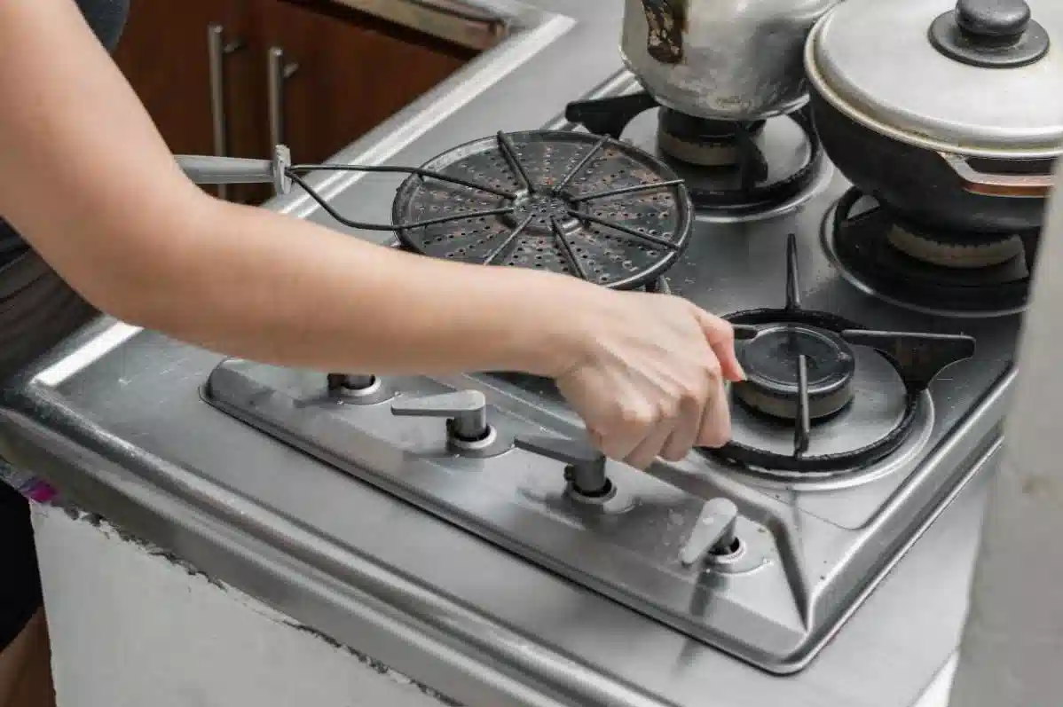 حل مشکل یکسره شدن فندک اجاق گاز پیلوت توسط تعمیرکار آی پی امداد