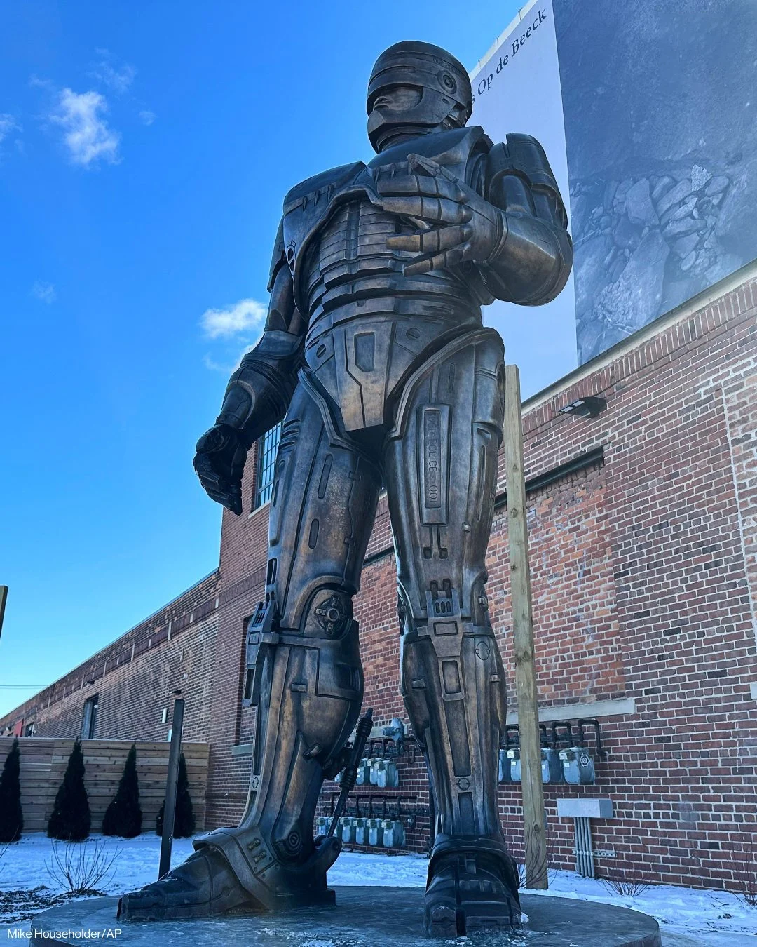 مجسمه 3.3 متری پلیس آهنی (+عکس)