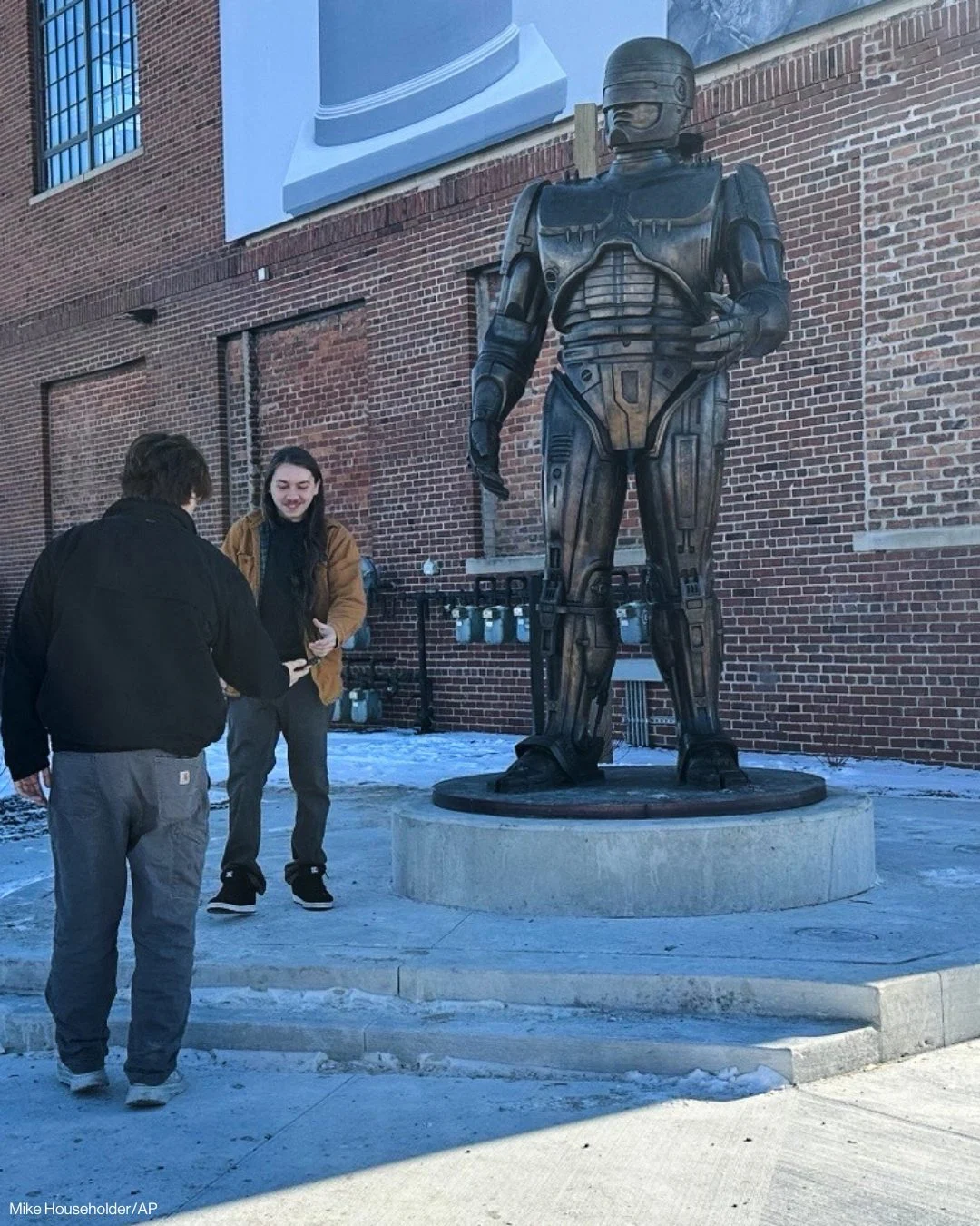 مجسمه 3.3 متری پلیس آهنی (+عکس)