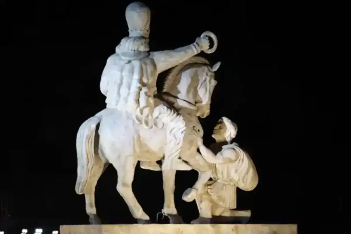 “مجسمه ایستادگی ملت ایران” در پارکینگ: مجسمه‌ای که به فرجام نرسید (+عکس)