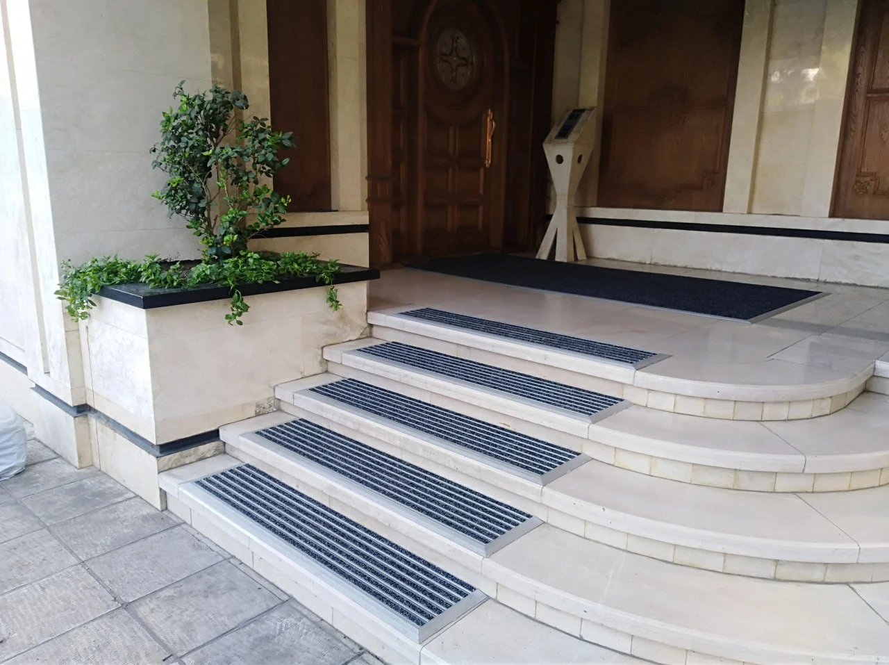 پادری آلومینیومی درمت؛ انتخابی که توی فضای باز کم نمیاره