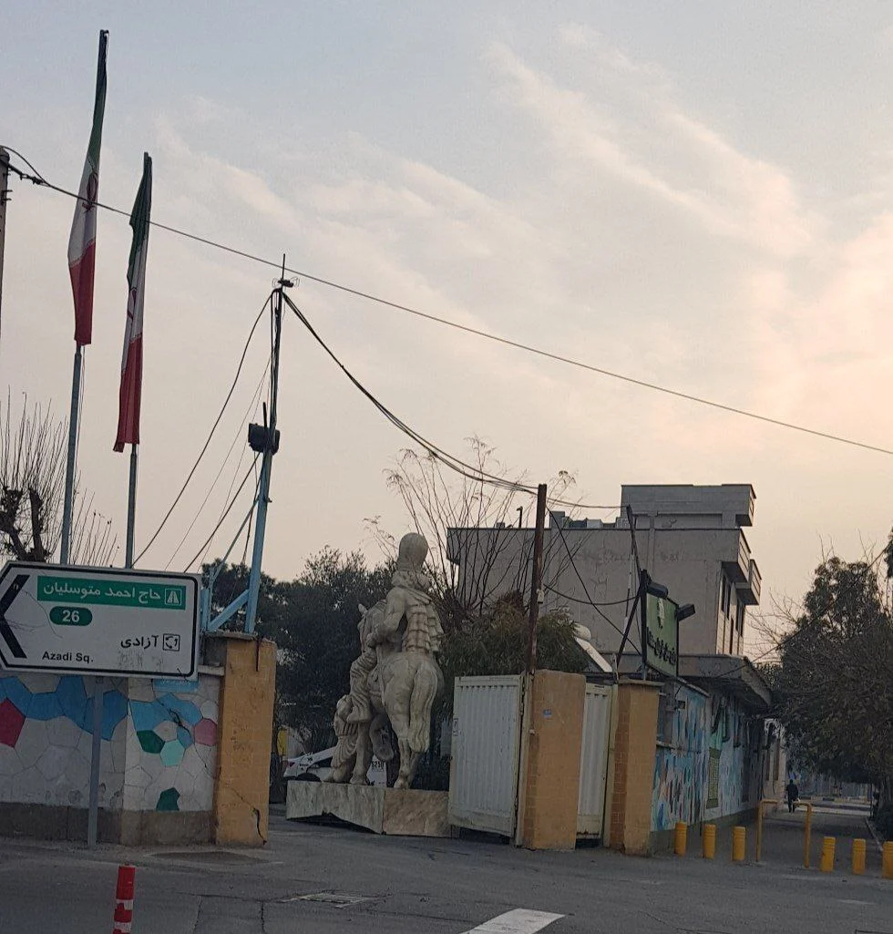 "مجسمه ایستادگی ملت ایران" در پارکینگ: مجسمهای که به فرجام نرسید (+عکس)